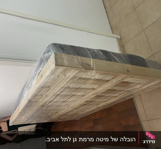 מזרן עטוף בניילון מונח על הרצפה